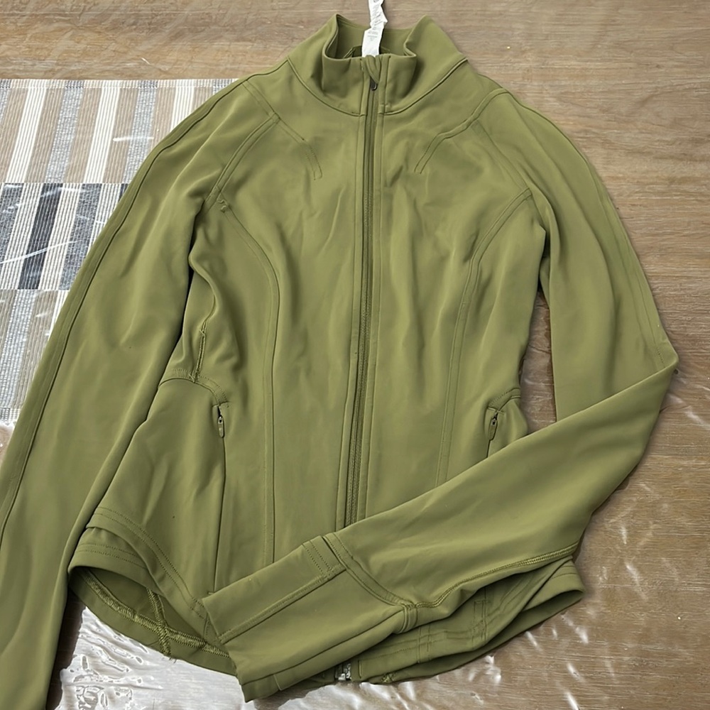 Lululemon Define jacket olive color, size 2. Wore only few times.60$ or best
